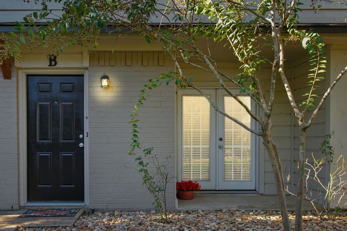 1409 Airline Dr ##B - Photo 2 of 20