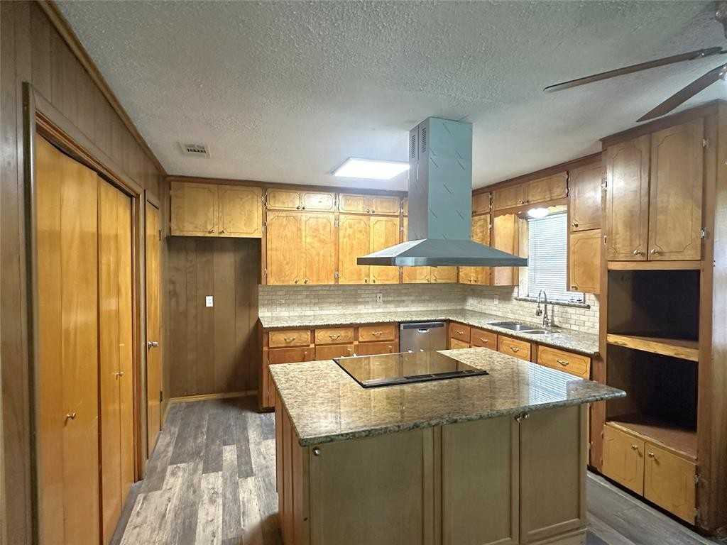 1915 Leslie St - Photo 2 of 23