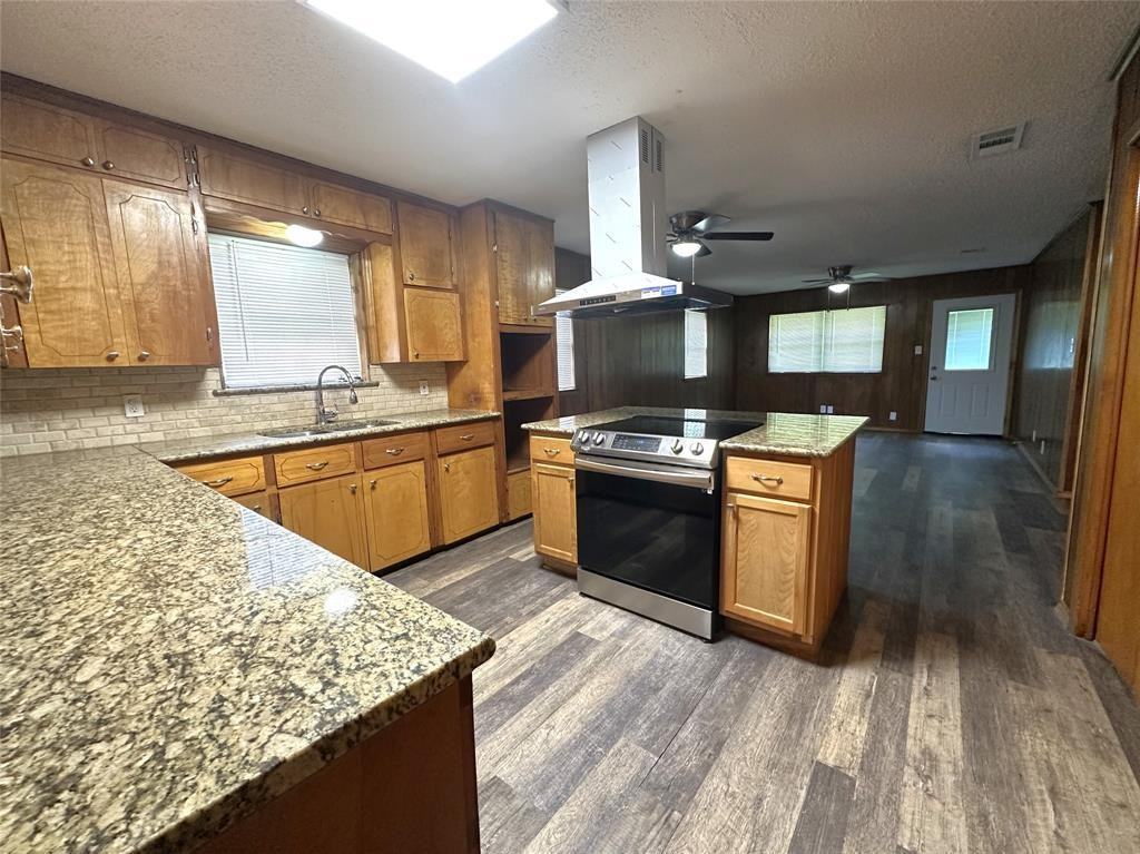 1915 Leslie St - Photo 4 of 23