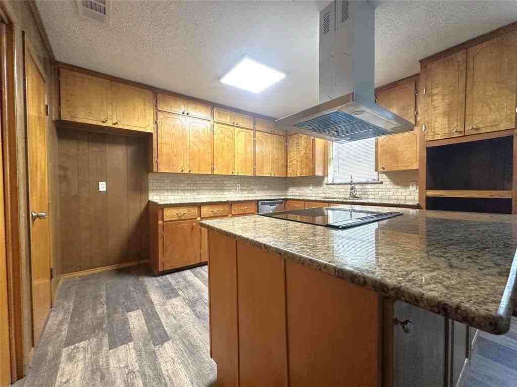 1915 Leslie St - Photo 5 of 23