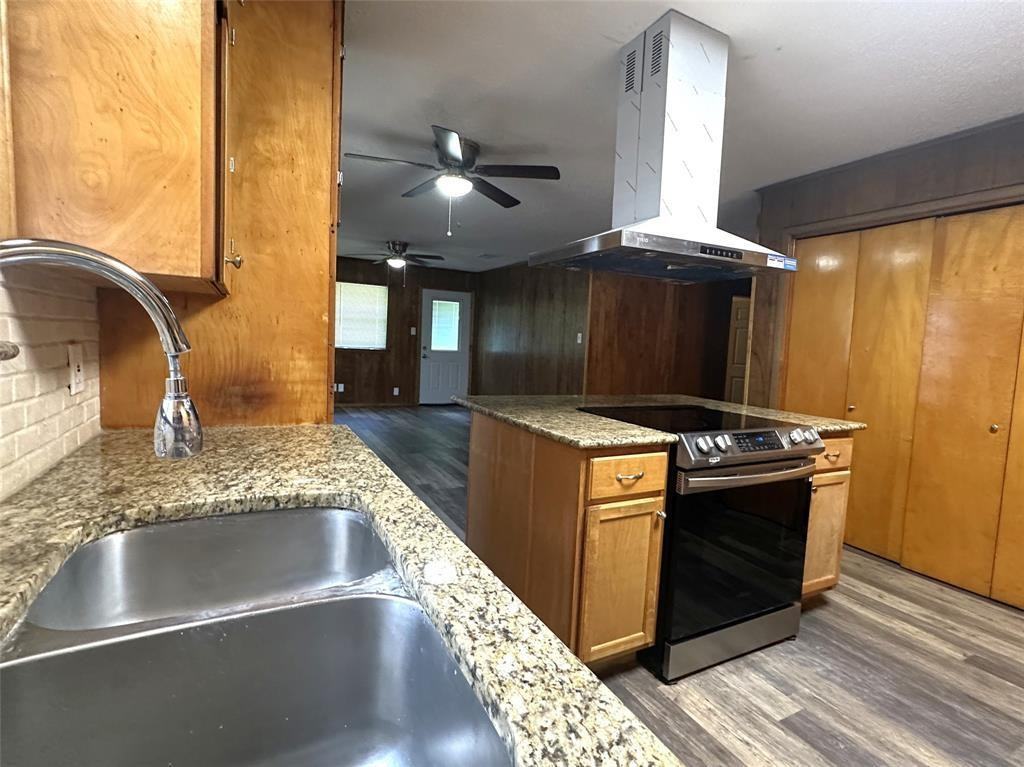 1915 Leslie St - Photo 6 of 23