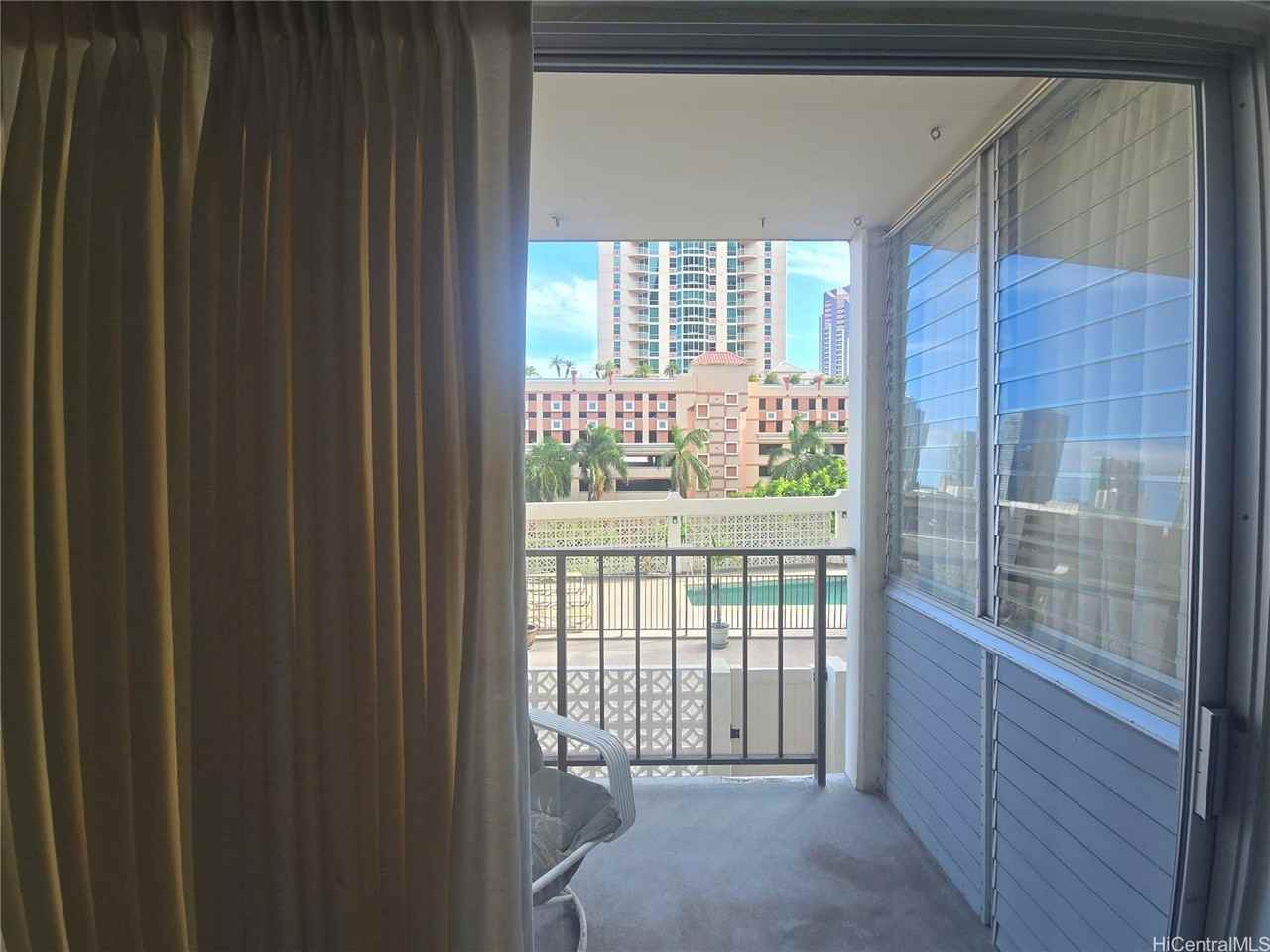 818 S King St #605 - Photo 5 of 9