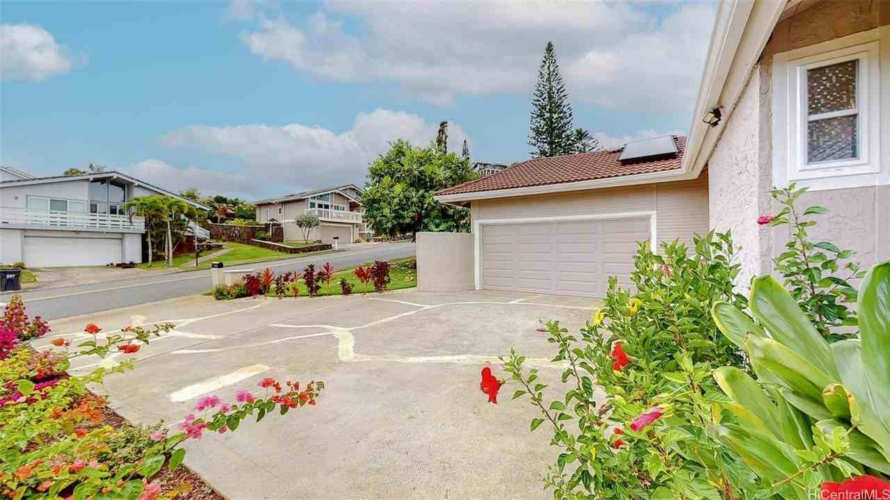 989 Kaluanui Rd - Photo 2 of 25