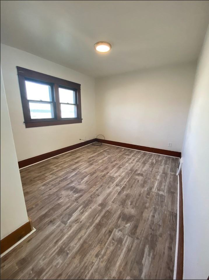 923 W Clark St #923 - Photo 3 of 11
