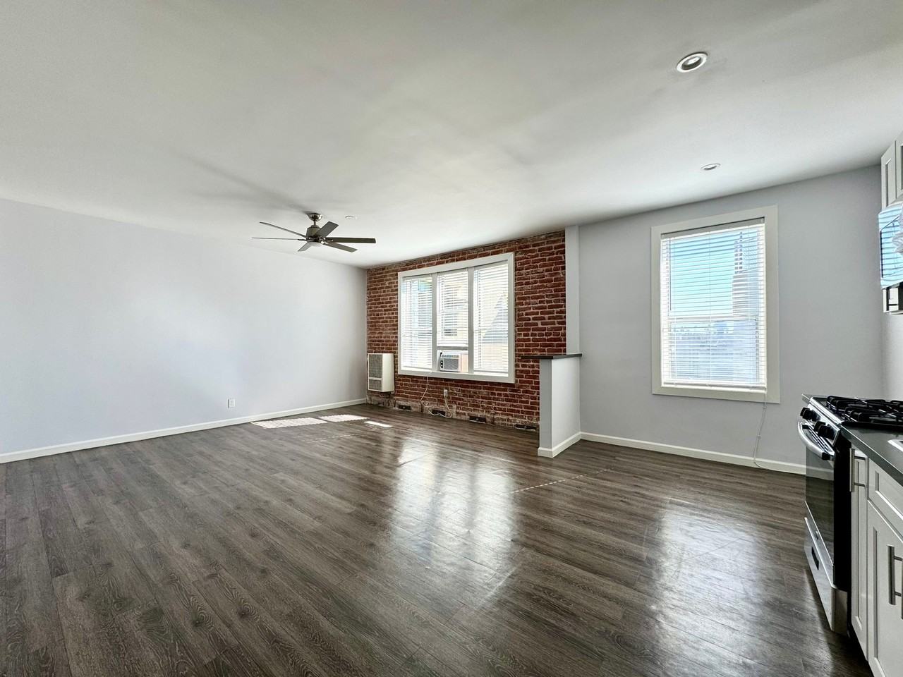 St. Charles Studio Apartments - Photo 7 of 8