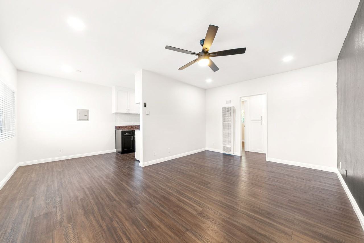 710 W 27th Street - Photo 2 of 16