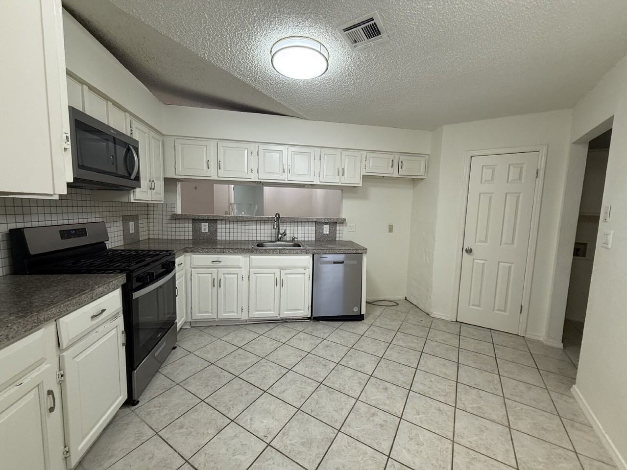 1203 W Austin St - Photo 6 of 19