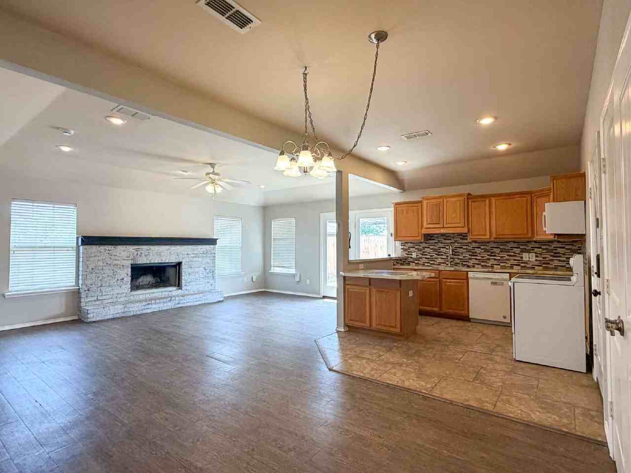 2502 106th St - Photo 2 of 10