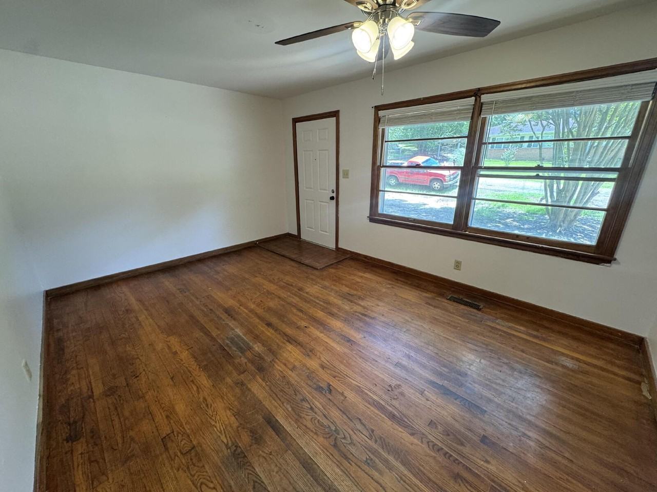 109 Park Ave - Photo 5 of 13