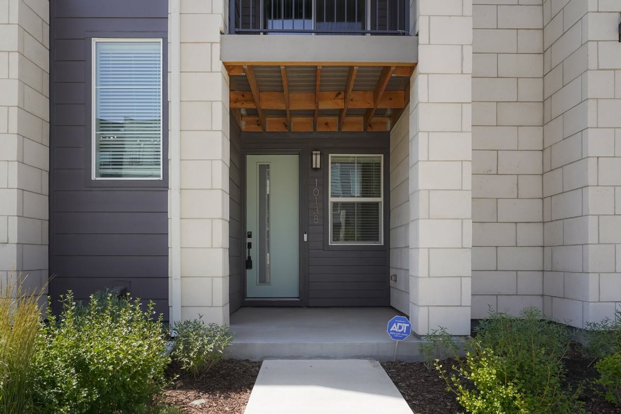 10138 E 62nd Ave - Photo 3 of 34