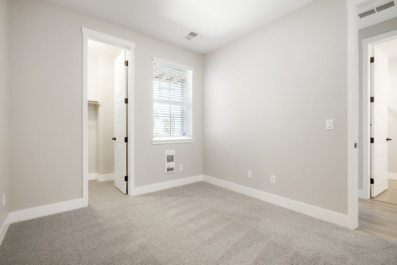 10138 E 62nd Ave - Photo 4 of 34