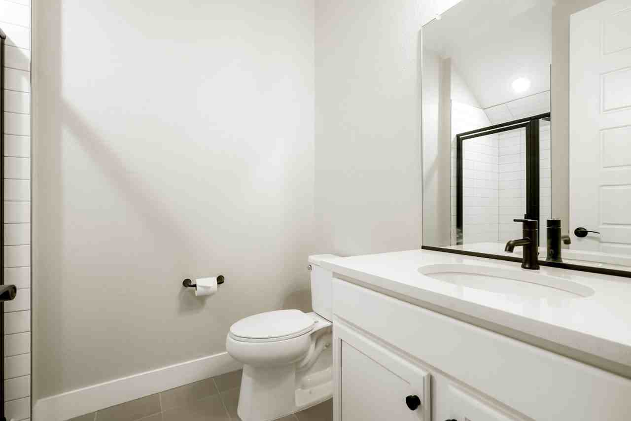 10138 E 62nd Ave - Photo 5 of 34