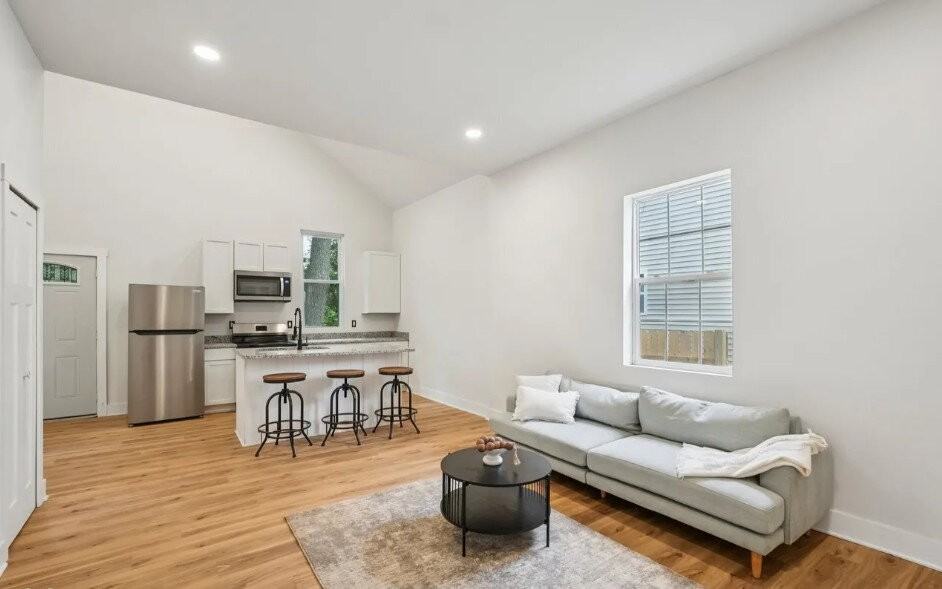 941 King Ave - Photo 3 of 17