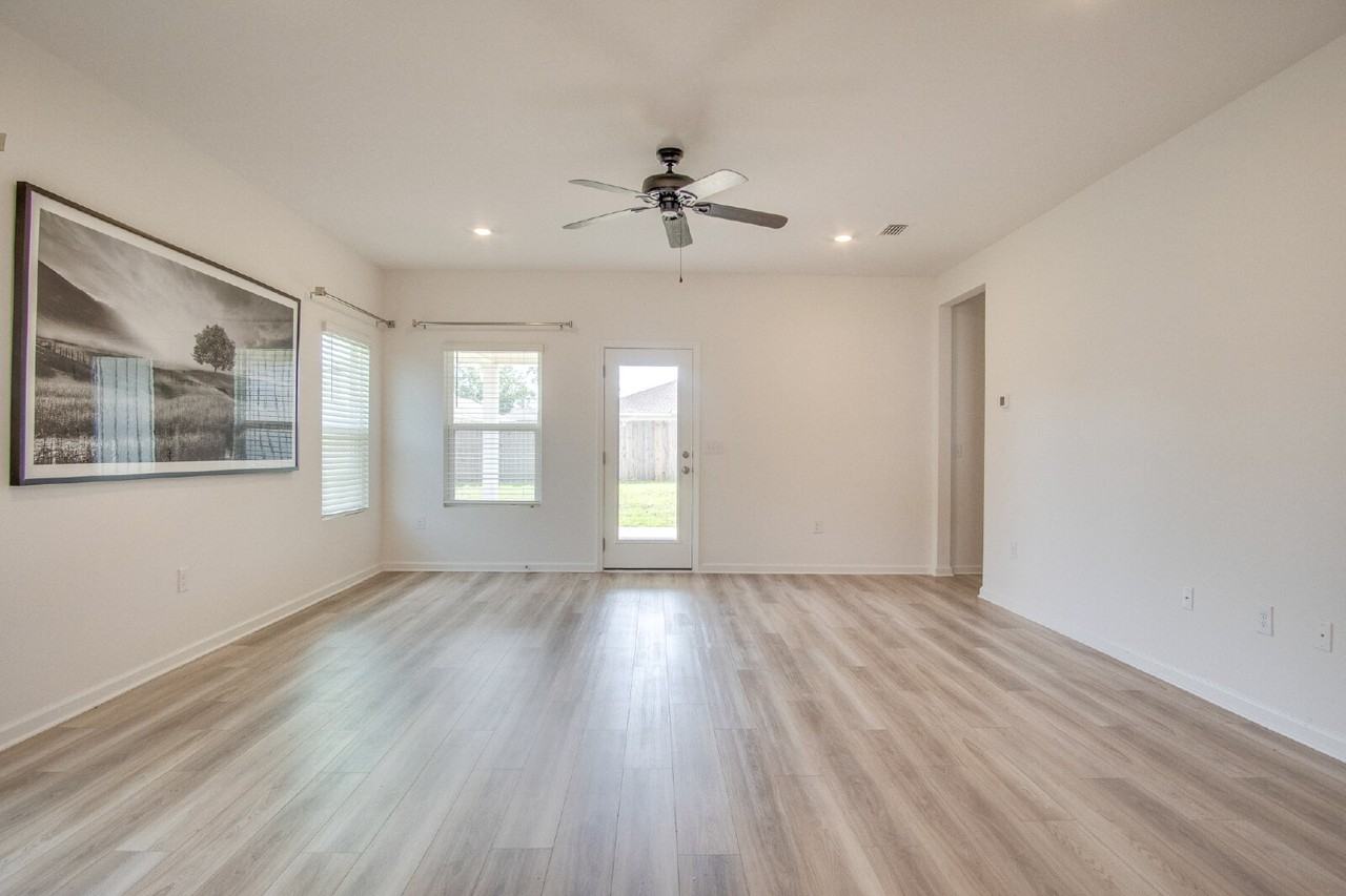 6625 Sun Tree Cir - Photo 3 of 32