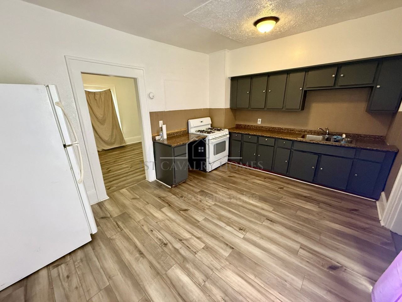 895 Beardsley St - Photo 5 of 12
