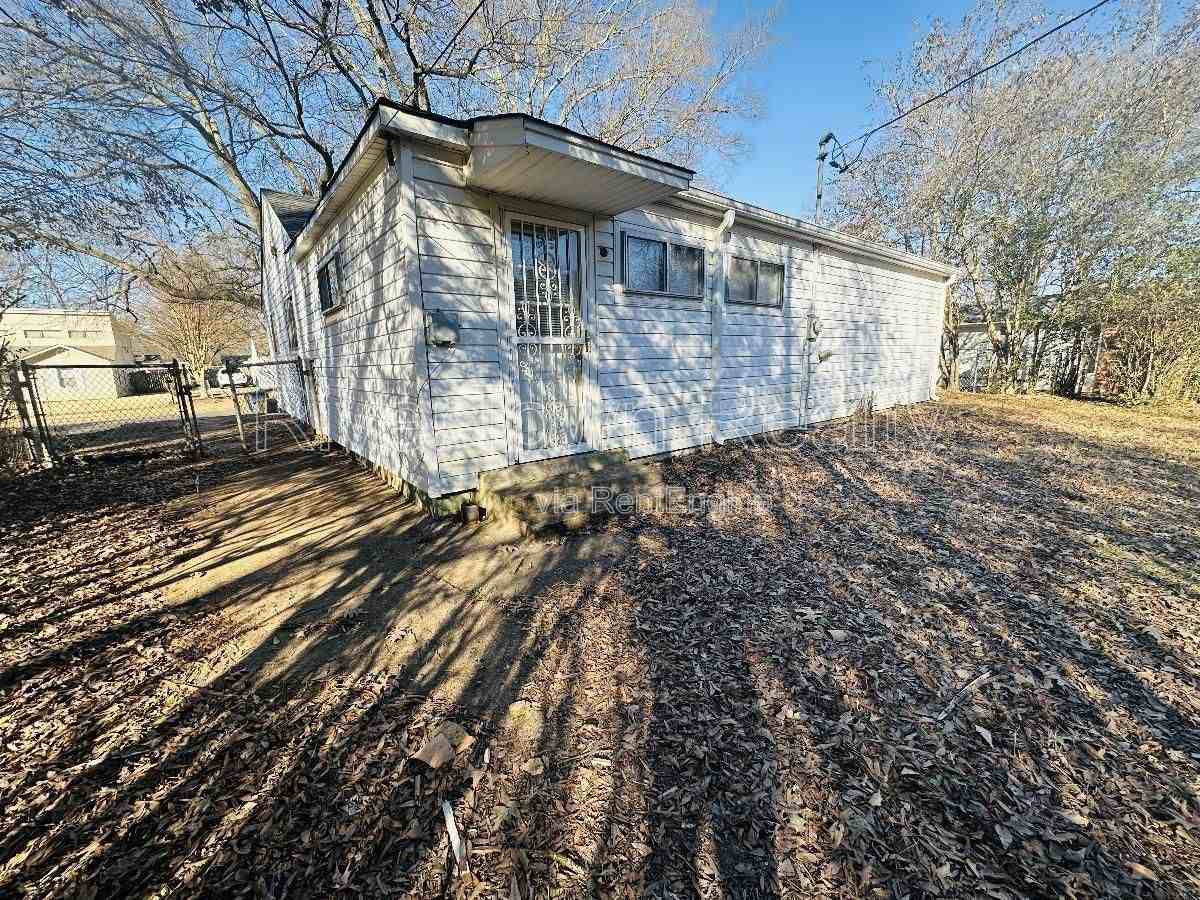 1706 Combs St - Photo 4 of 17