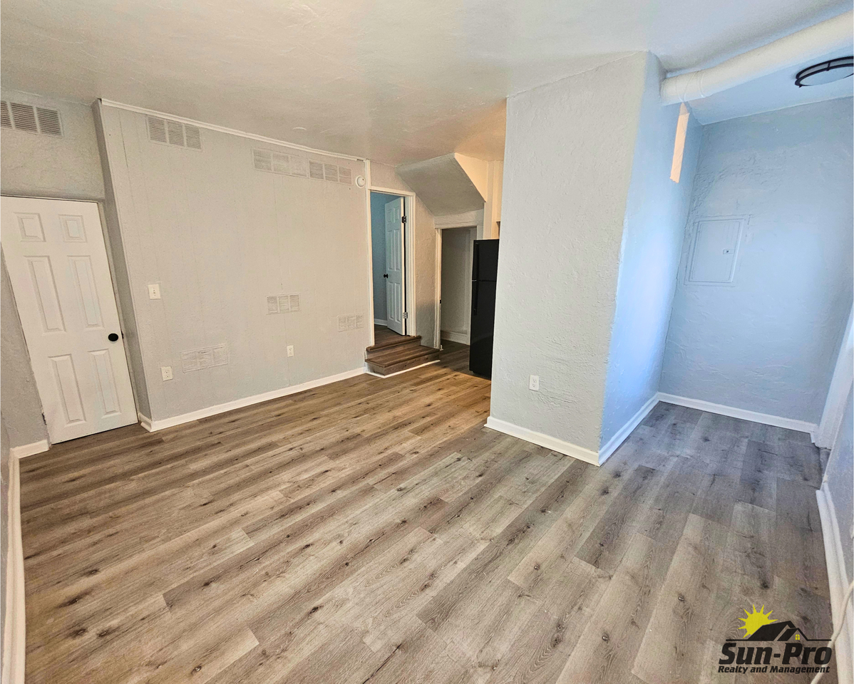 218 N Oleander Ave #4 - Photo 2 of 8