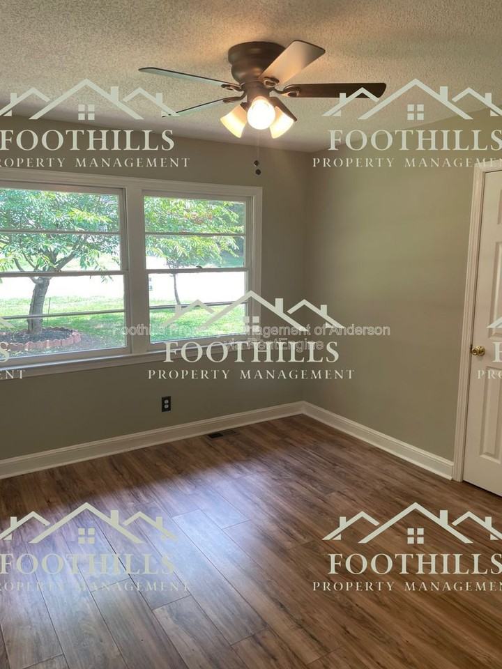 411 Camellia Dr - Photo 2 of 10