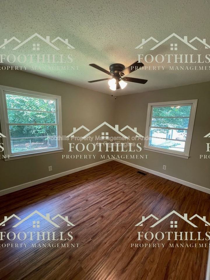 411 Camellia Dr - Photo 3 of 10