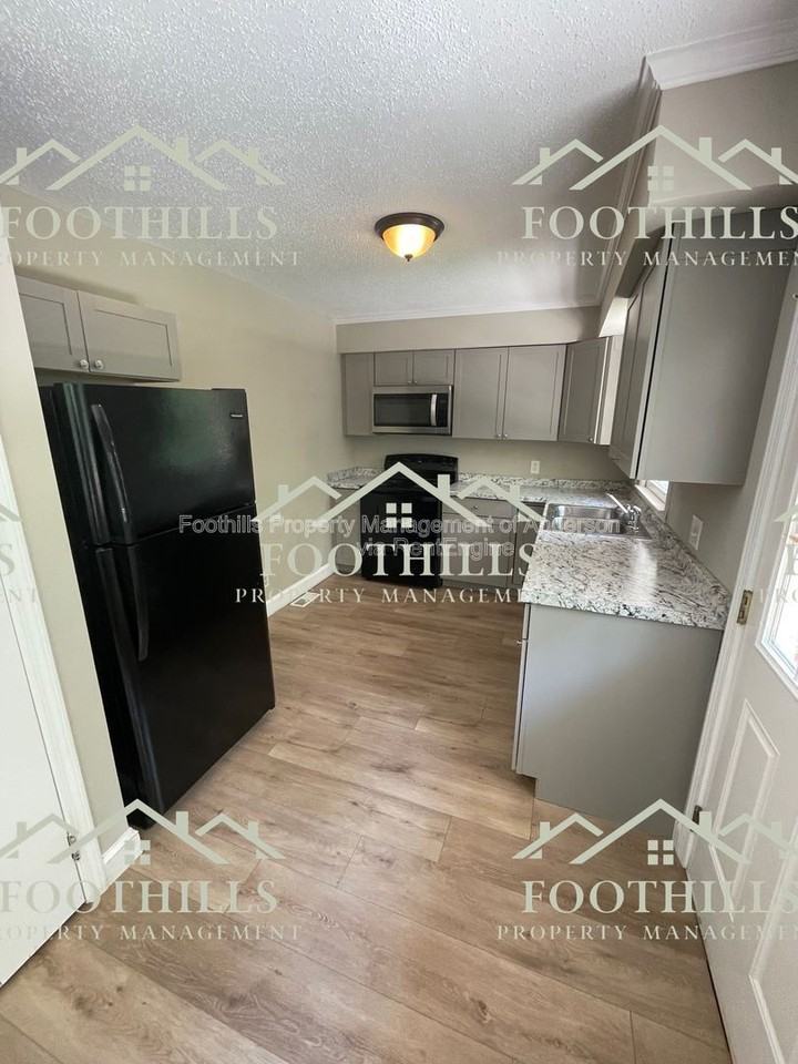 411 Camellia Dr - Photo 4 of 10