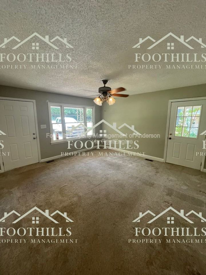 411 Camellia Dr - Photo 5 of 10