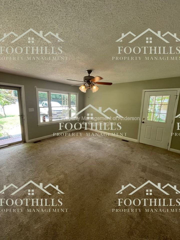 411 Camellia Dr - Photo 6 of 10