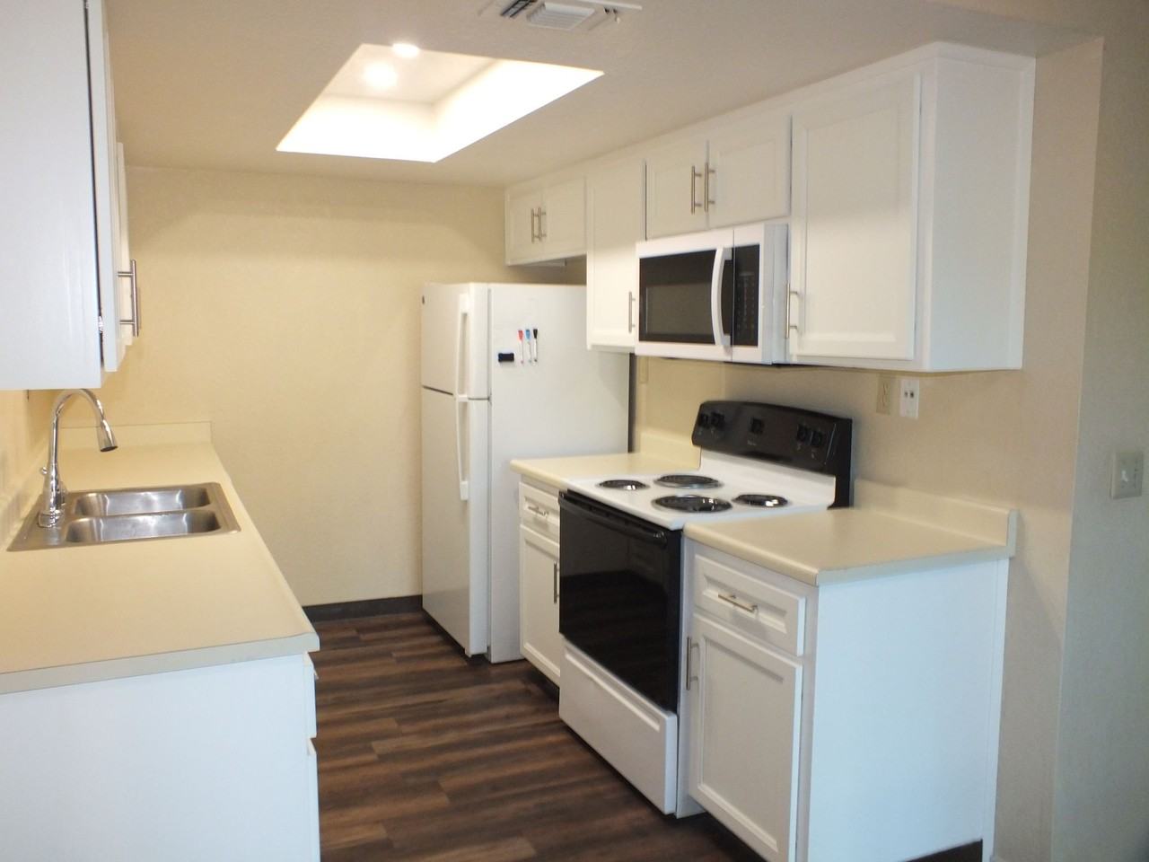 Cameron Park Townhouse apartments at La Crescenta Gardens - Photo 4 of 12