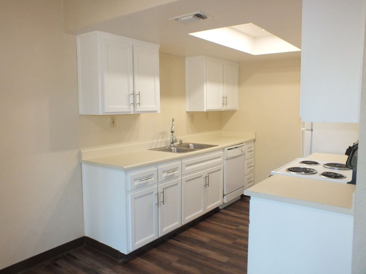 Cameron Park Townhouse apartments at La Crescenta Gardens - Photo 5 of 12