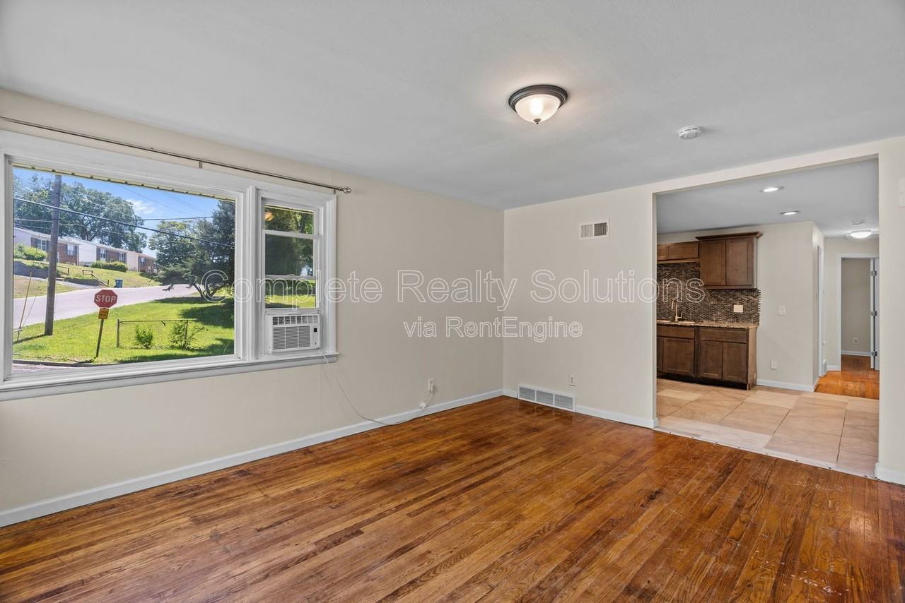 2502 Mclaran Ave - Photo 5 of 16