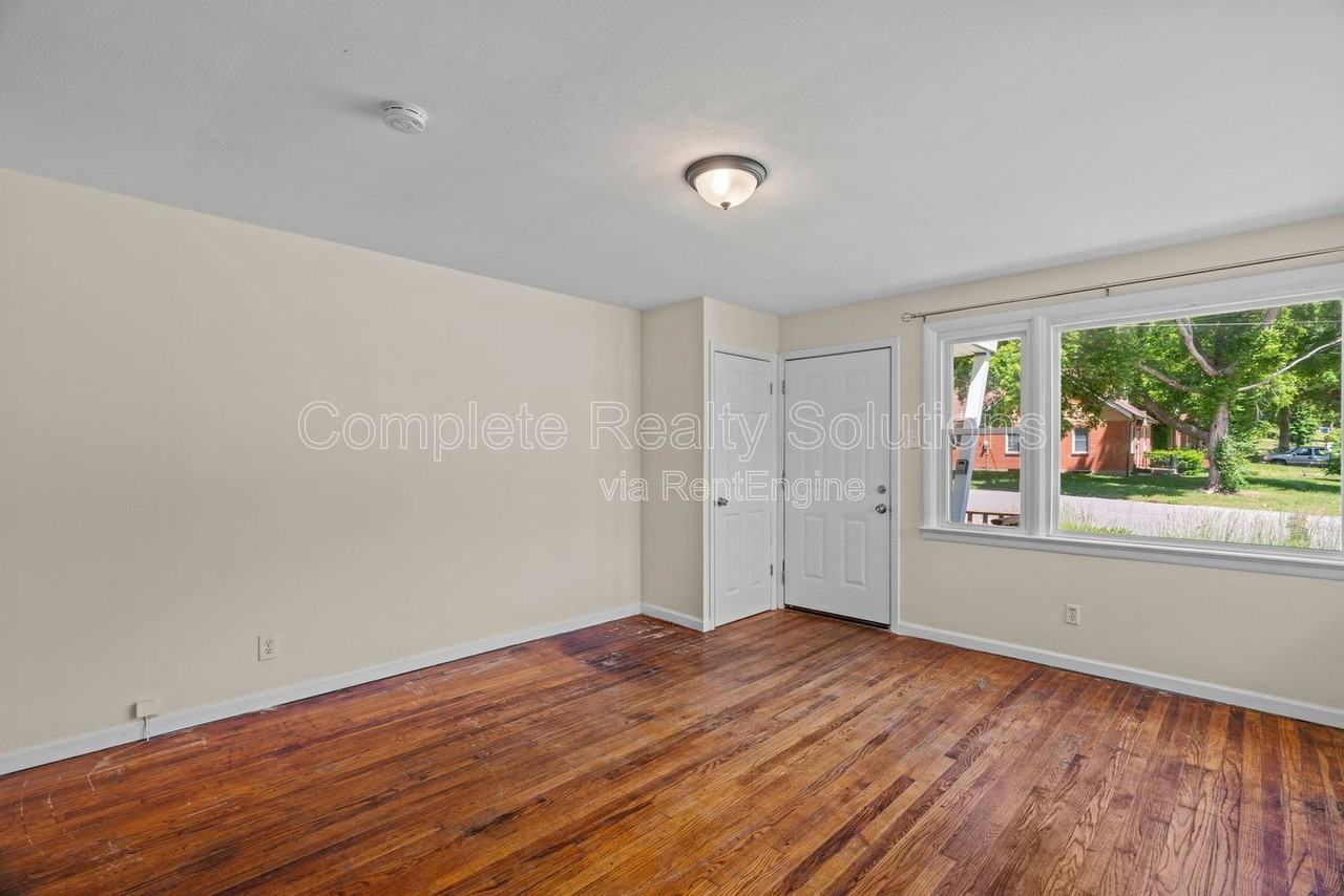 2502 Mclaran Ave - Photo 6 of 16