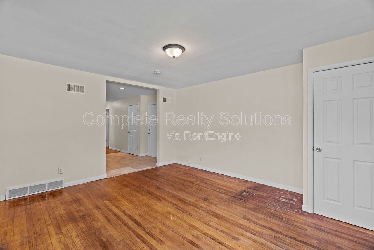 2502 Mclaran Ave - Photo 7 of 16