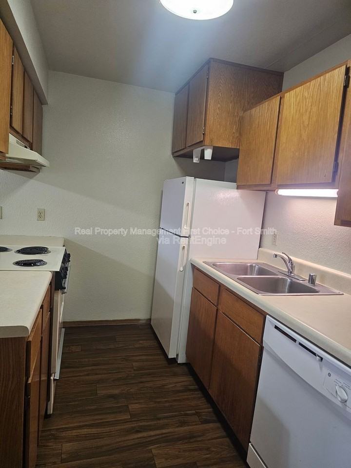 31 Cedar Creek Ct #8 - Photo 3 of 12