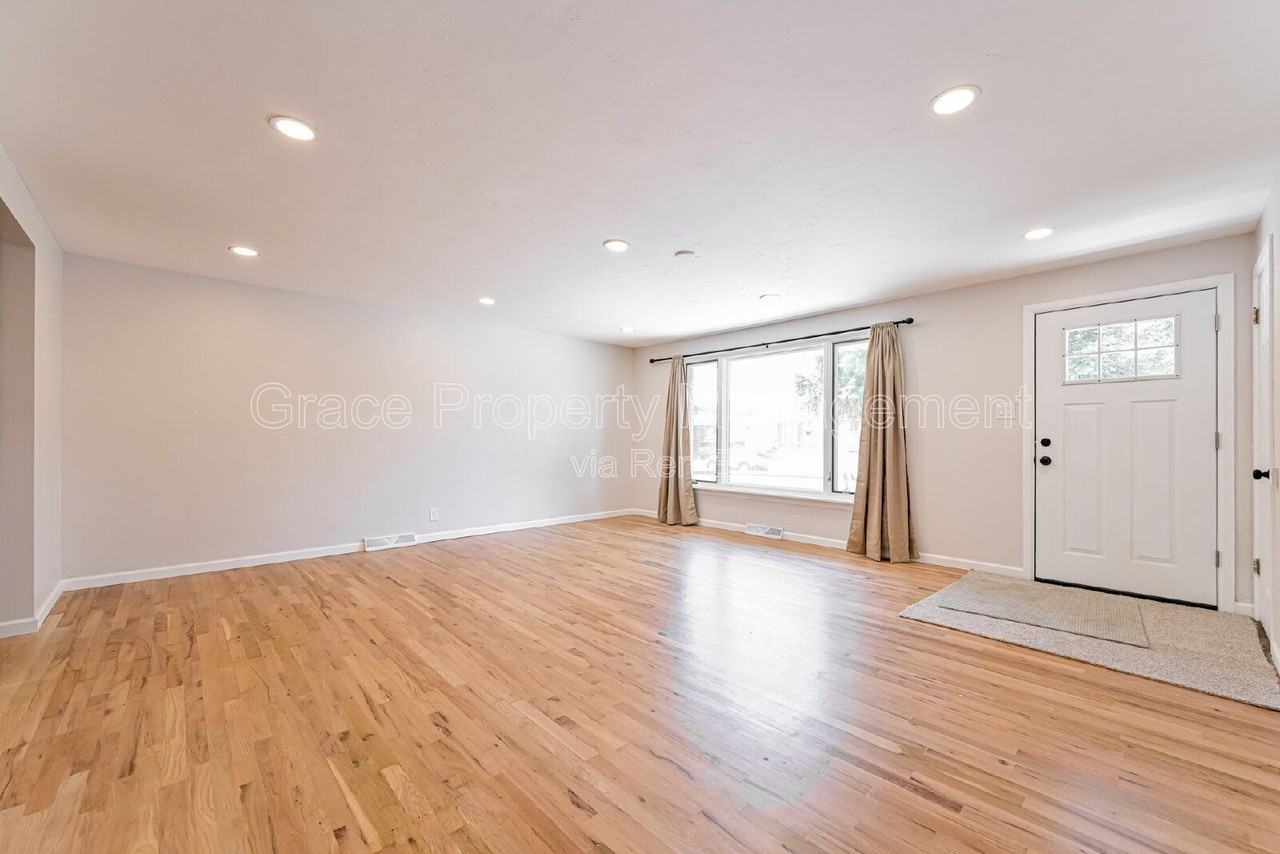 270 Beryl Way - Photo 3 of 30