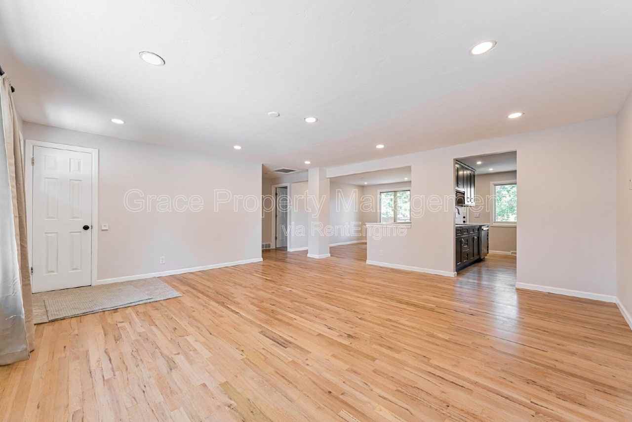 270 Beryl Way - Photo 4 of 30