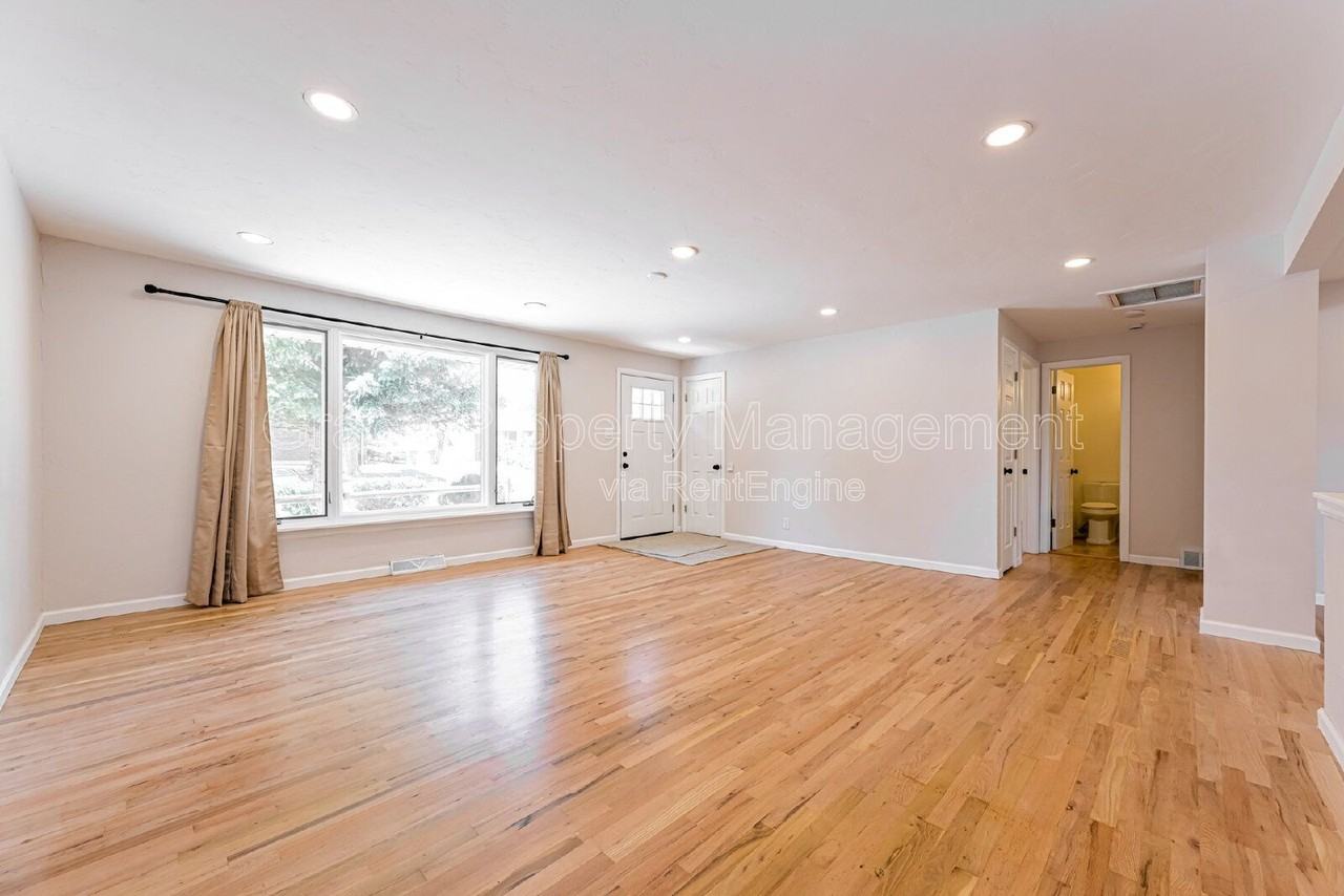 270 Beryl Way - Photo 5 of 30