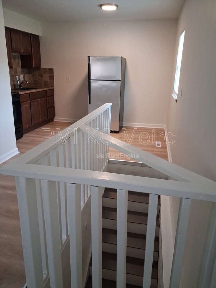 5623 Ne 51st St - Photo 2 of 30