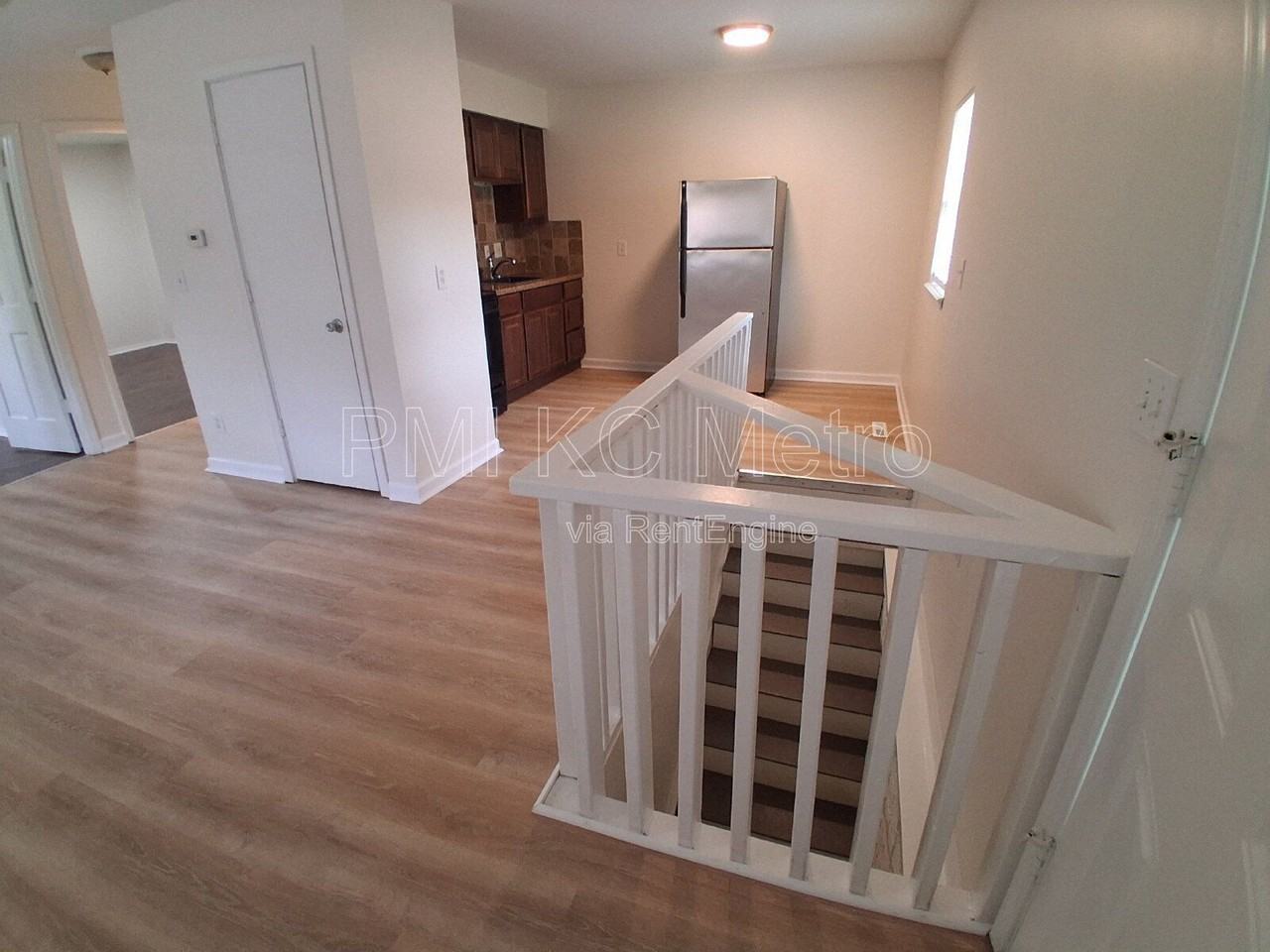5623 Ne 51st St - Photo 3 of 30