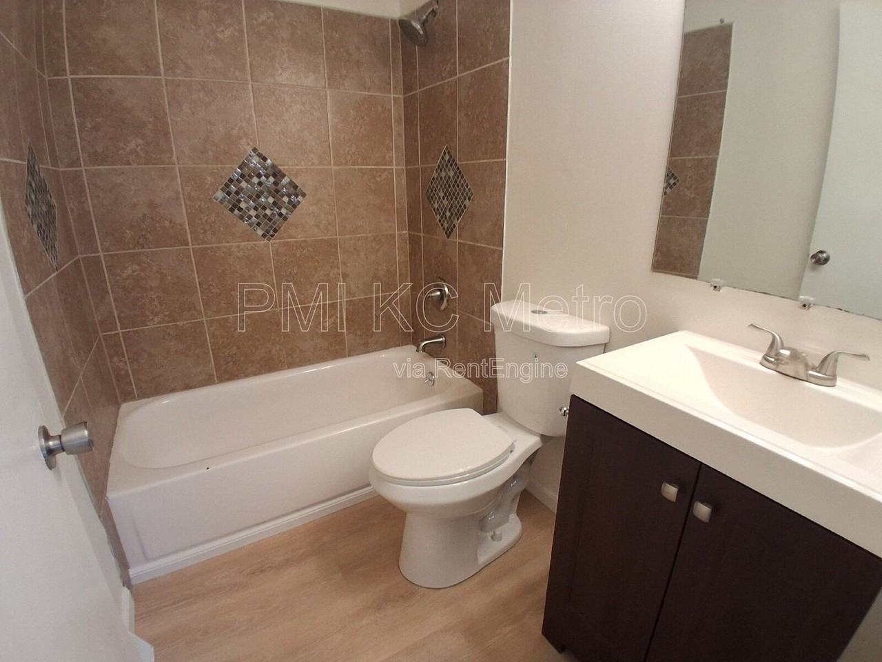 5623 Ne 51st St - Photo 7 of 30