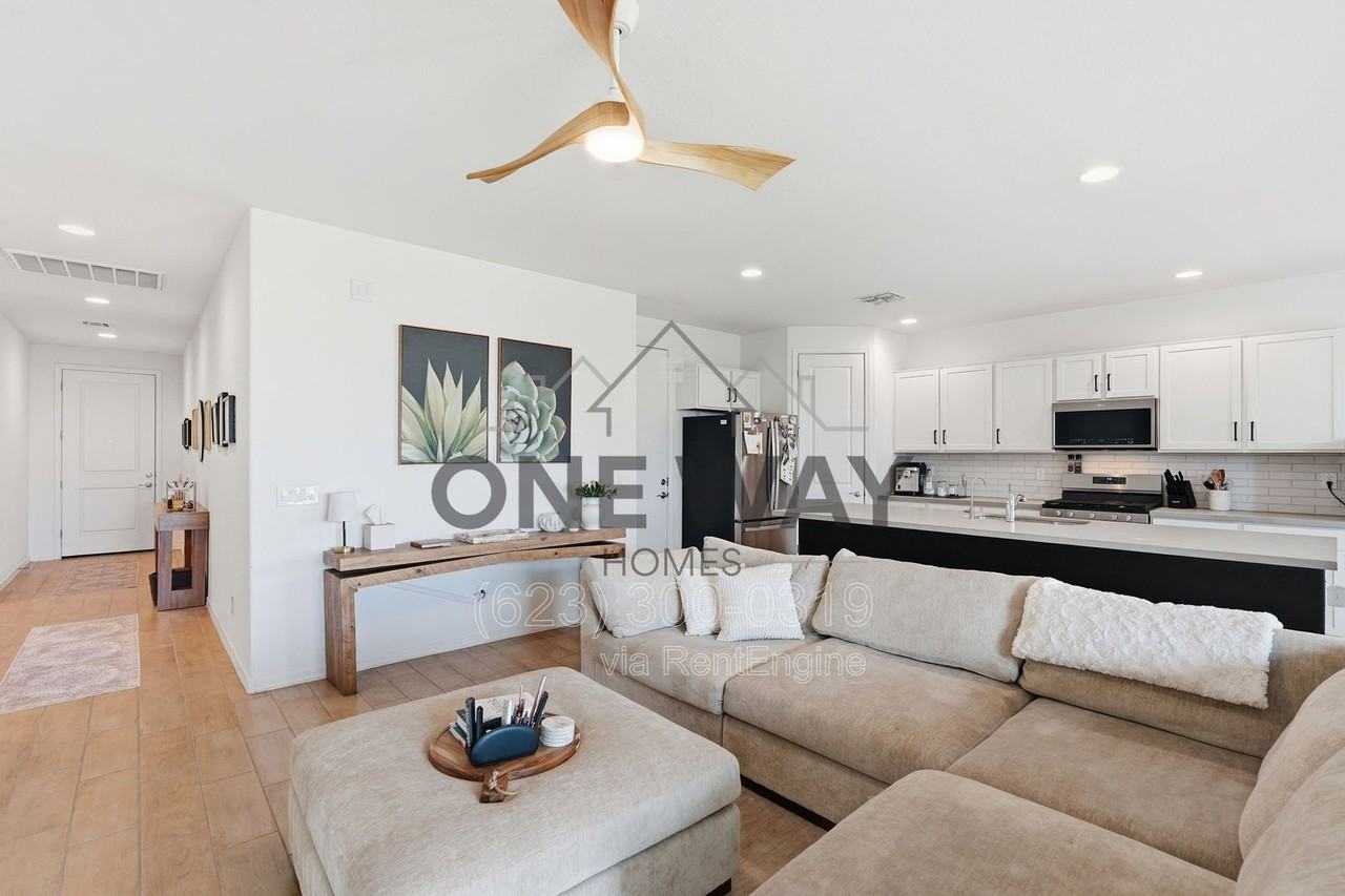 11253 E Ulysses Ave - Photo 4 of 31