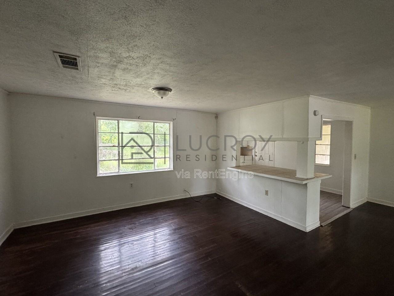 323 Colonial Dr - Photo 4 of 13
