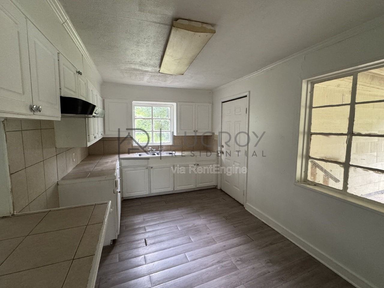 323 Colonial Dr - Photo 5 of 13