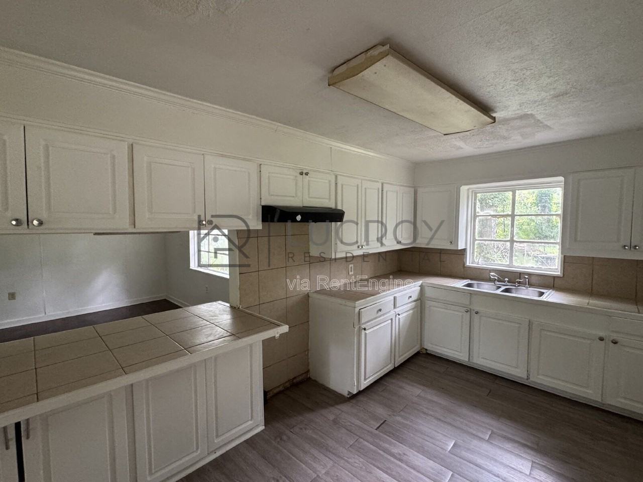 323 Colonial Dr - Photo 6 of 13