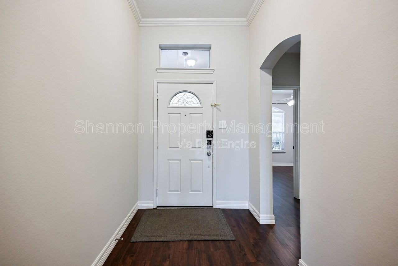 10947 Redstone Ct - Photo 3 of 33