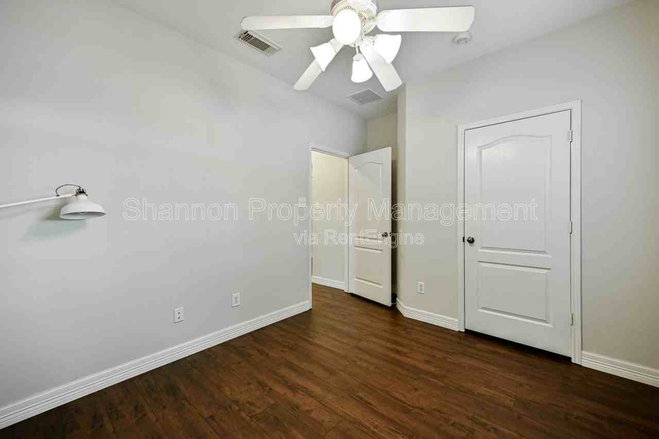 10947 Redstone Ct - Photo 4 of 33