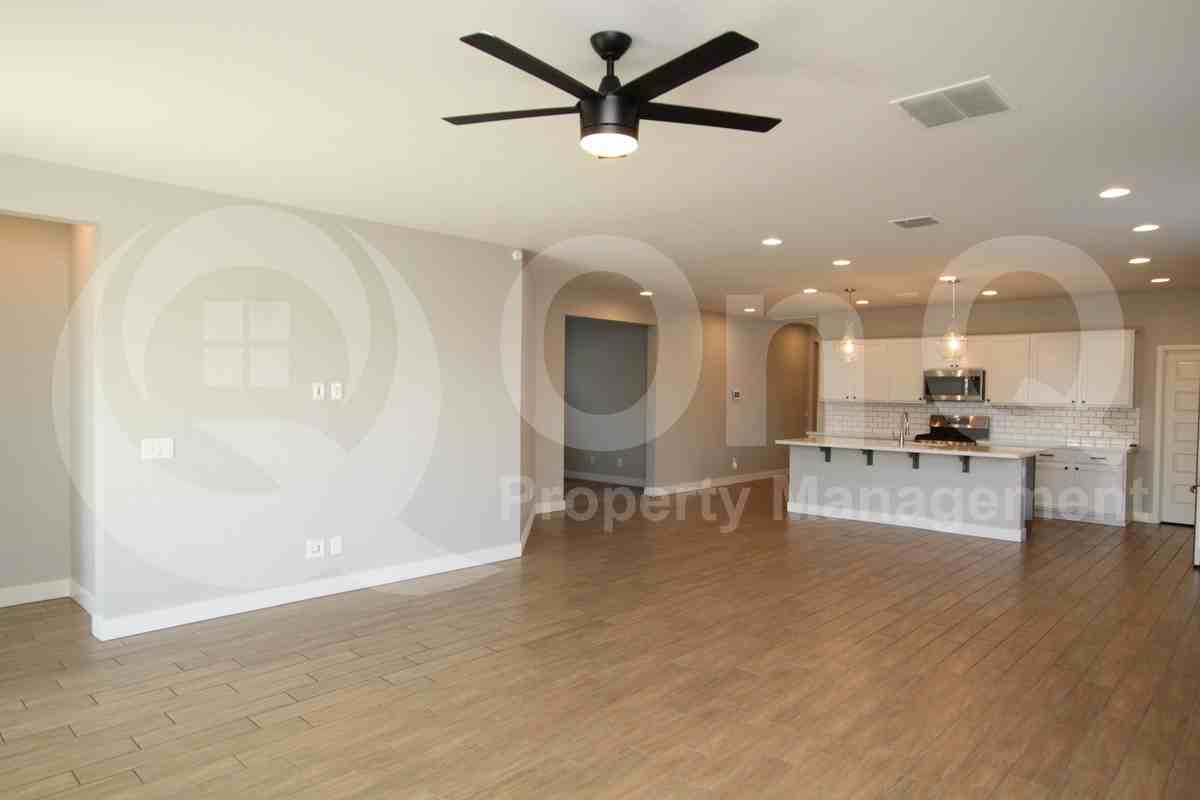 16535 W Desert Ln - Photo 3 of 19