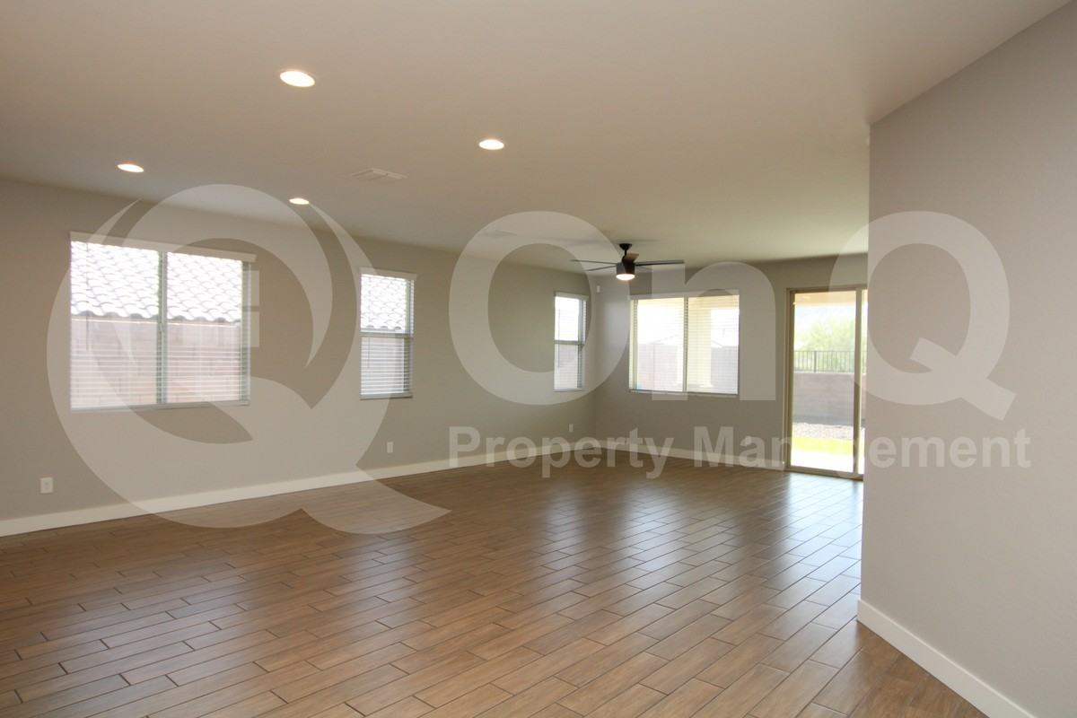 16535 W Desert Ln - Photo 5 of 19