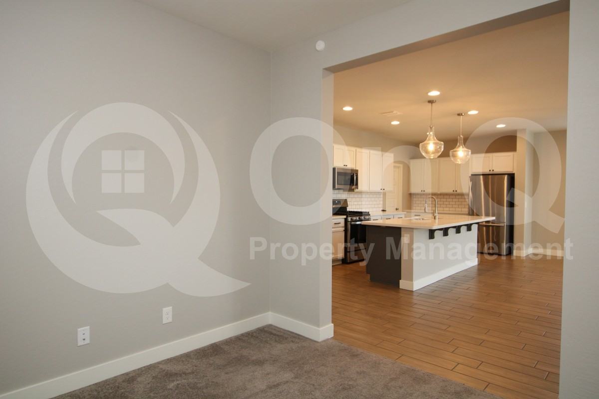 16535 W Desert Ln - Photo 4 of 19