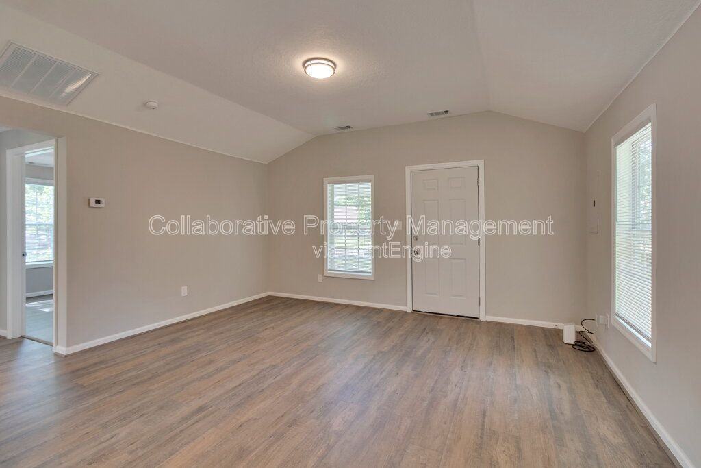 1910 Vassar St - Photo 7 of 14