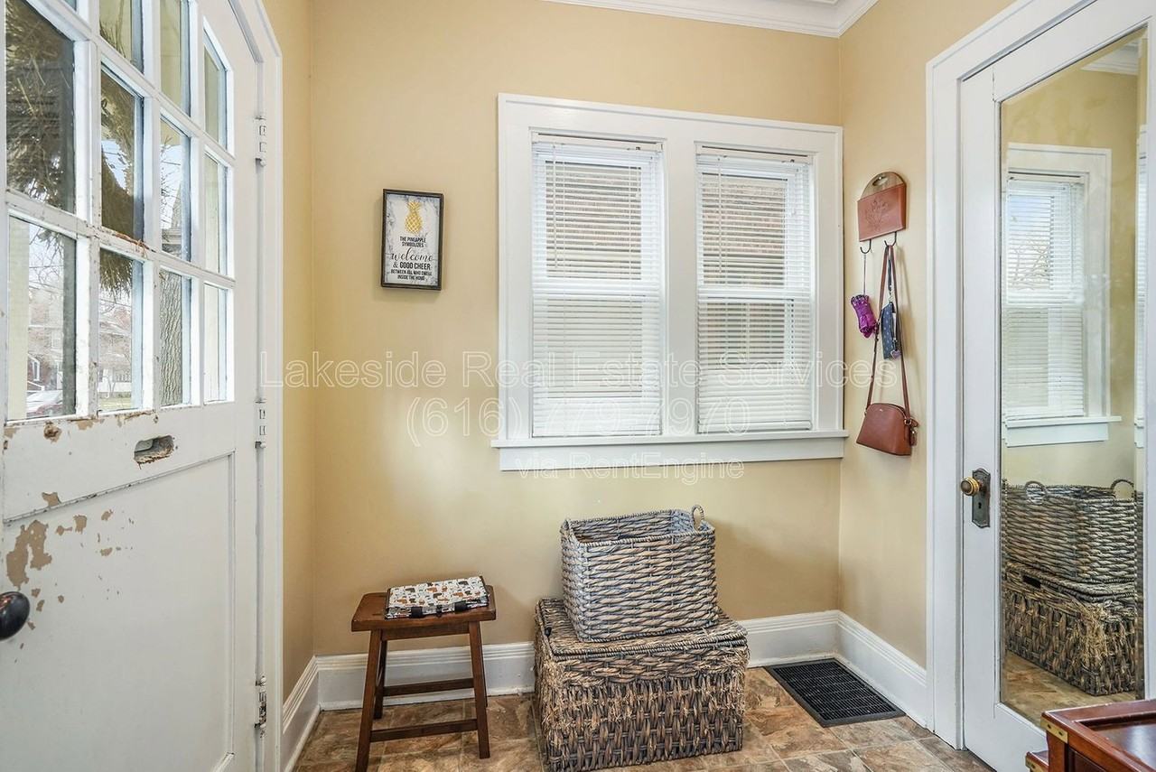 928 Calvin Ave Se - Photo 4 of 22