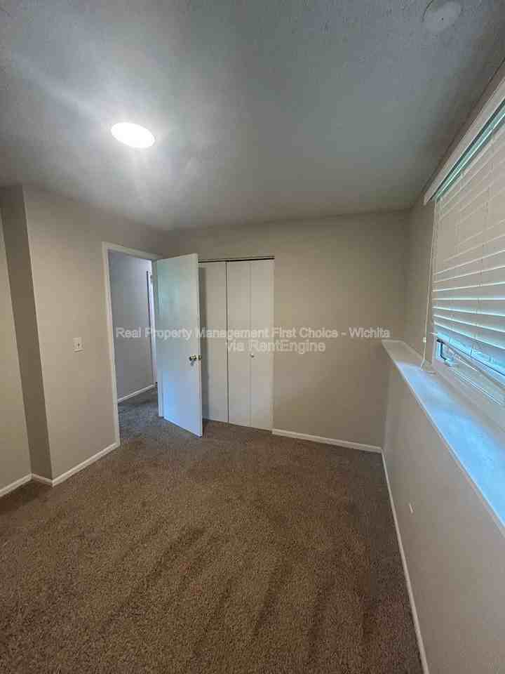 3147 N Brookfield Ct - Photo 2 of 27